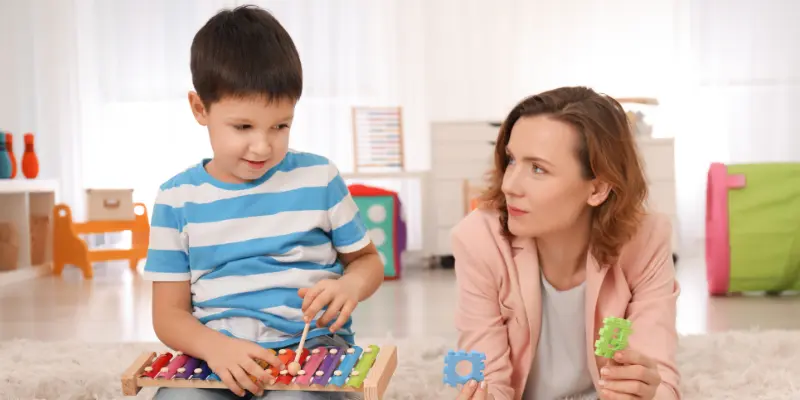 Niño pequeño jugando con xilófono