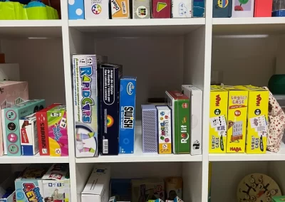 Varios juegos de mesa en estantería