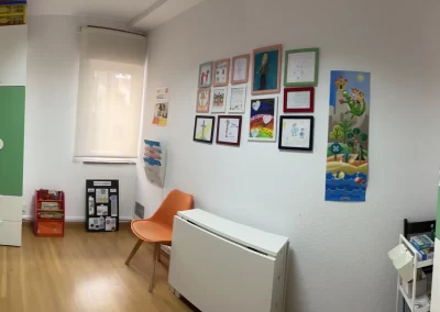 Sala decorada con motivos infantiles